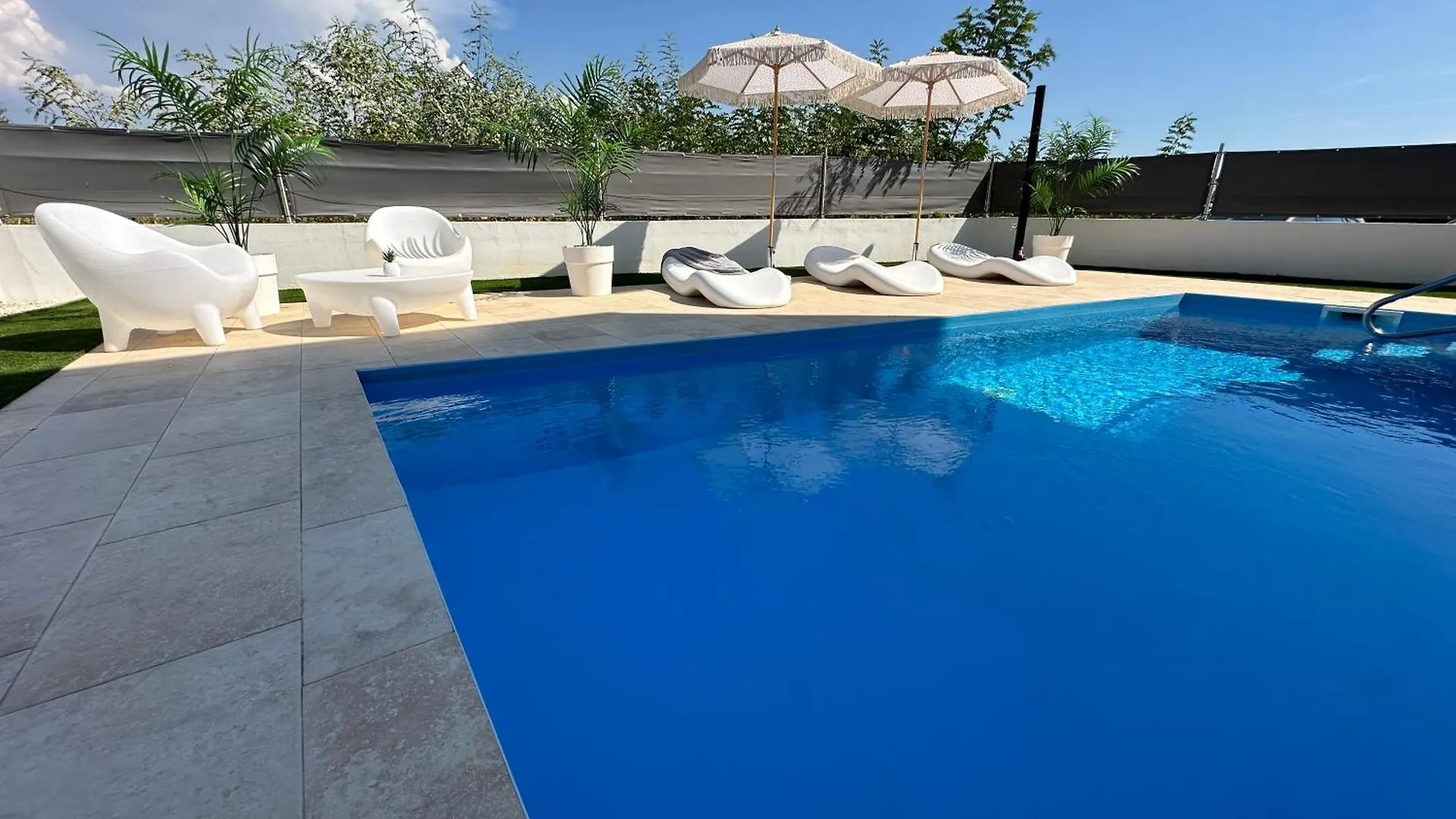 New Exclusive Apartment With Garden And Private Pool Near The Sea Poreč