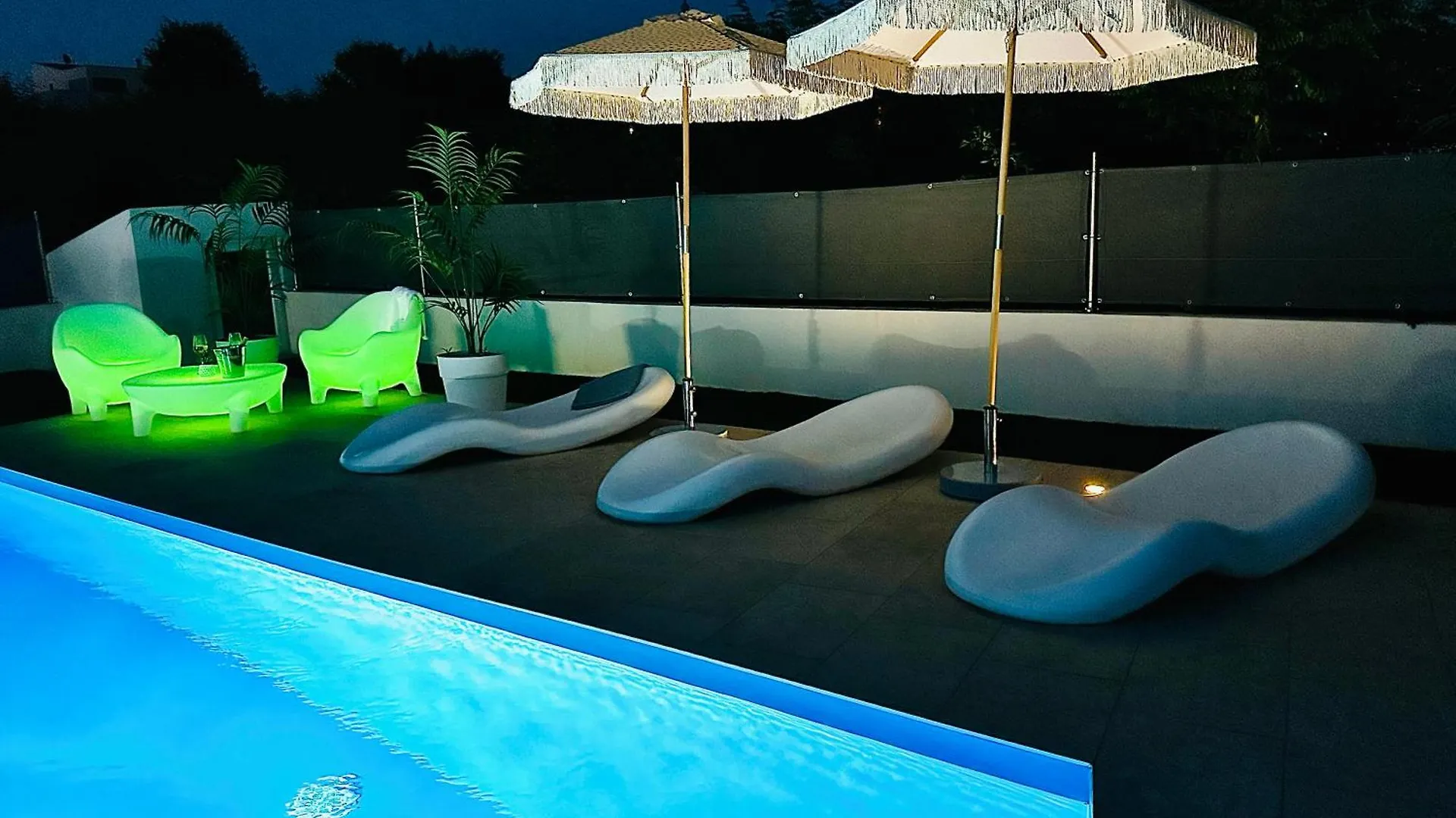 New Exclusive Apartment With Garden And Private Pool Near The Sea Poreč